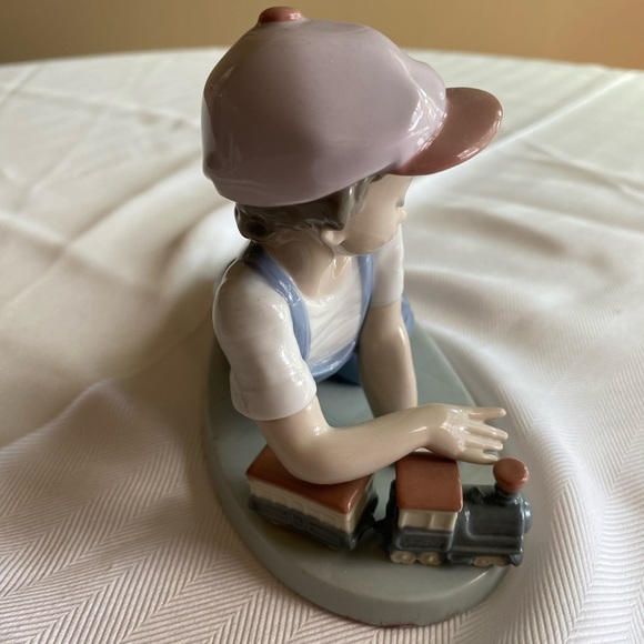 RETIRED 1995 ‘ALL ABOARD LLADRO’ PORCELAIN FIGURINE -Item #01007619 - Picture 8 of 9